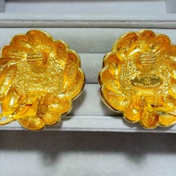 Chanel Red Gripoix & Gold Vintage Clip-on Earrings - Picture 8 of 11